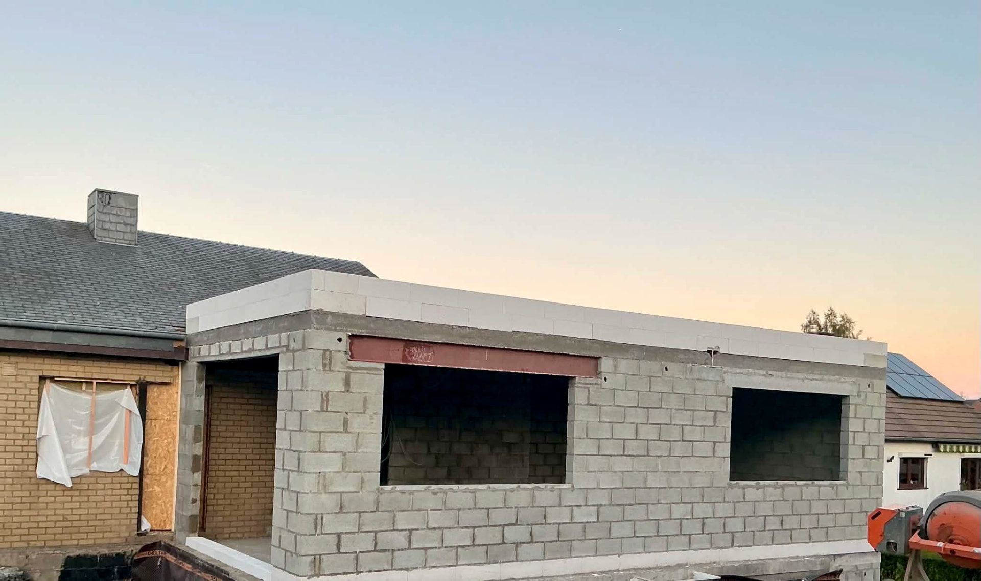 Annexe de maison en blocs béton avec linteaux acier
