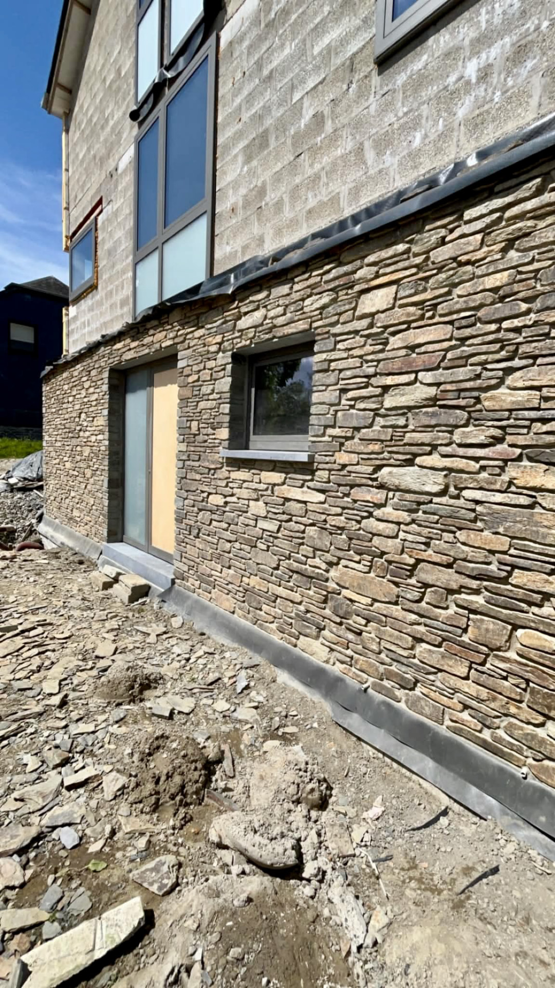 Façade en parement de pierre naturelle