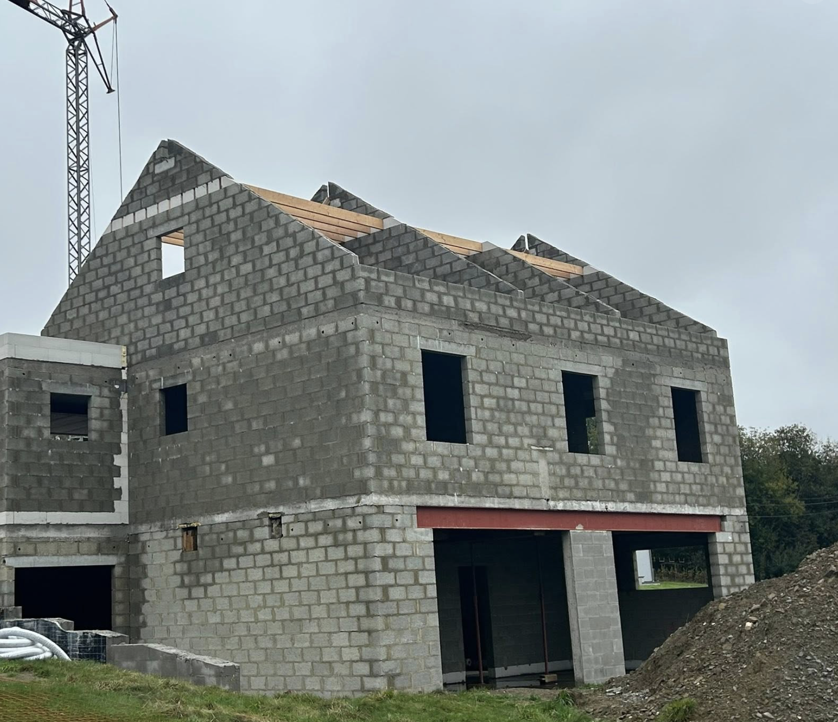 Chantier de gros œuvre avec grue