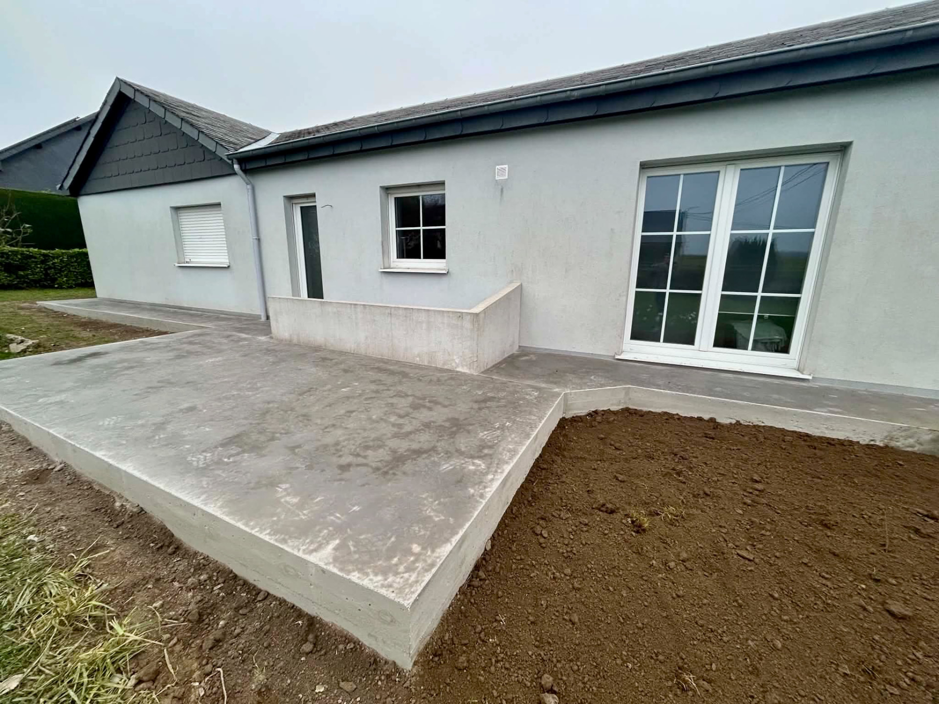 Terrasse en béton lissé devant une maison