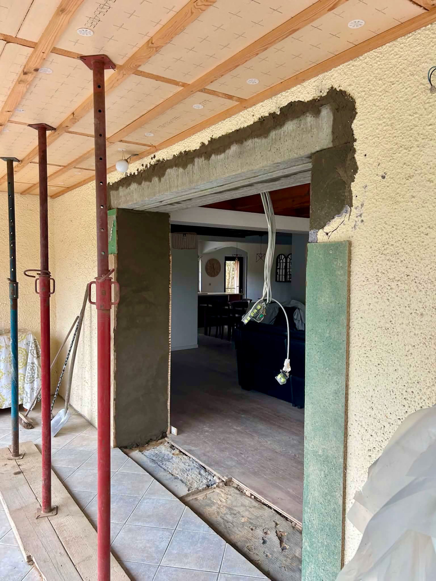 Ouverture créée dans un mur porteur avec étançons